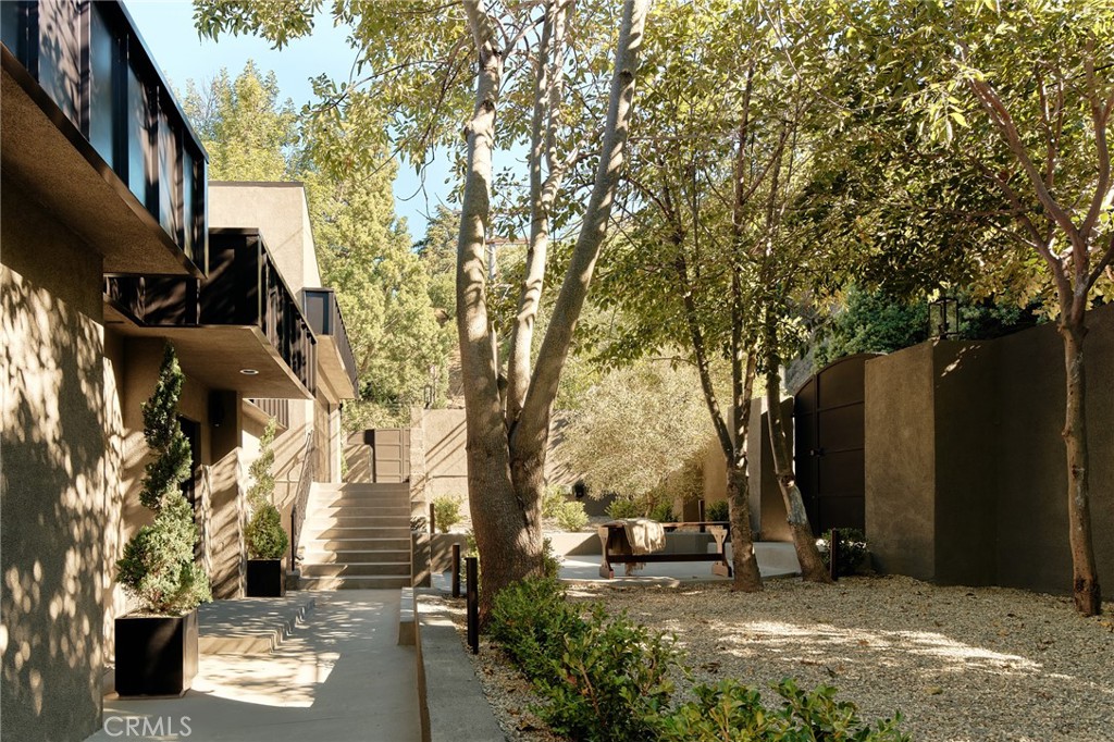 3250 Coldwater Canyon