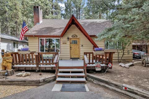 Photo of 42665 Peregrine Avenue, Big Bear, CA 92315 (MLS # 219147690DA)