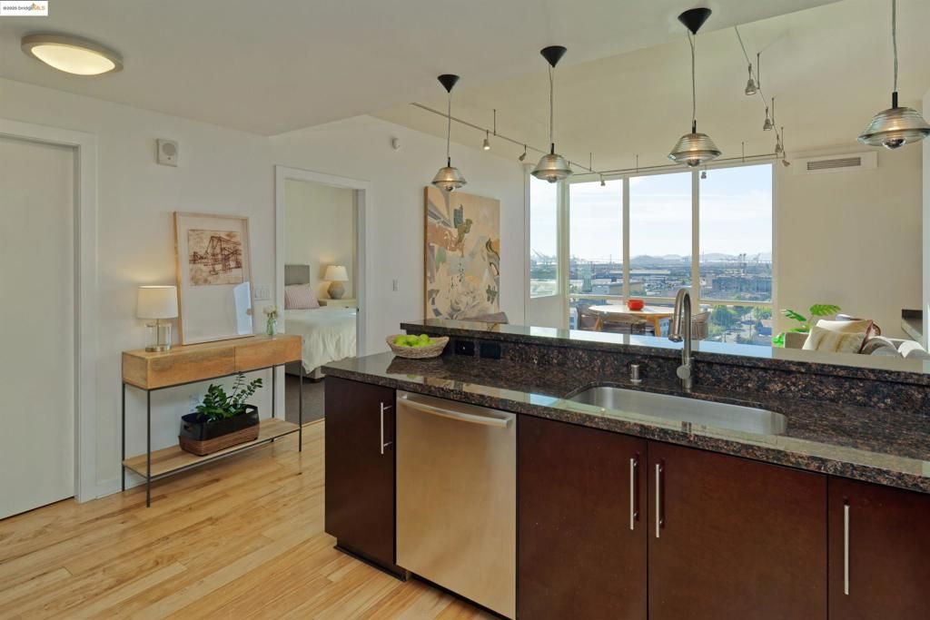 listing image 130726701732716641112