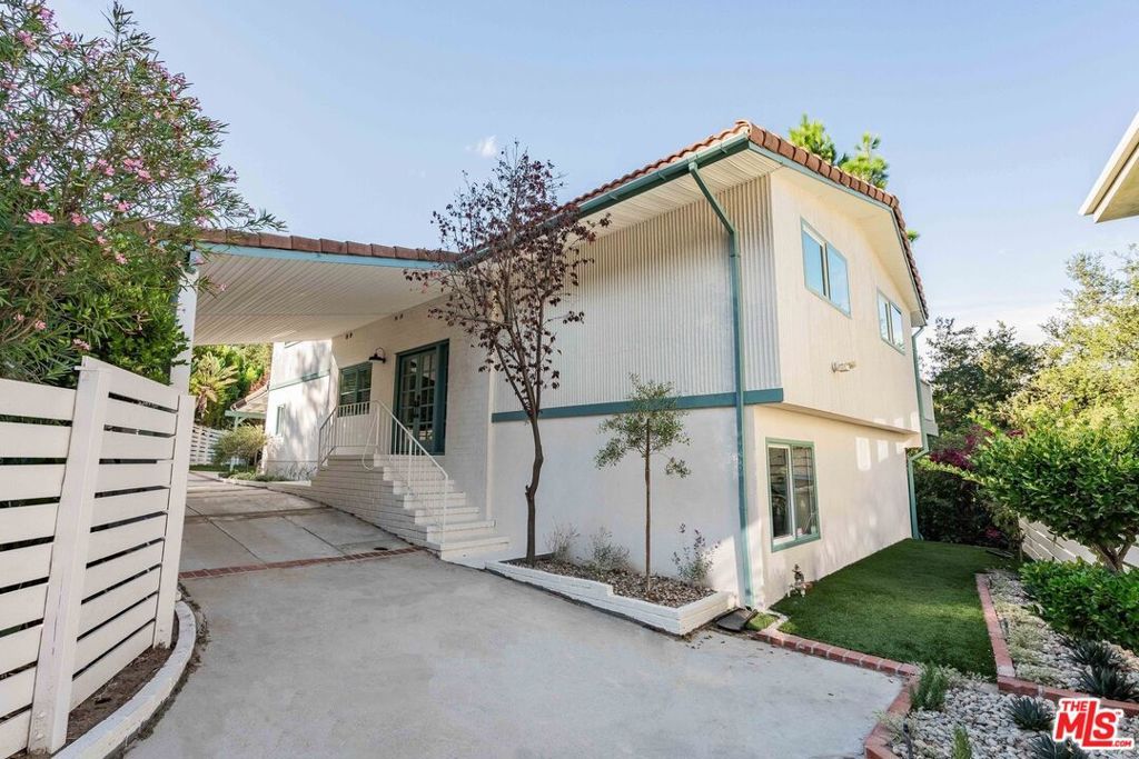 Photo of 4305 Saltillo Street, Woodland Hills, CA 91364 (MLS # 25596091)