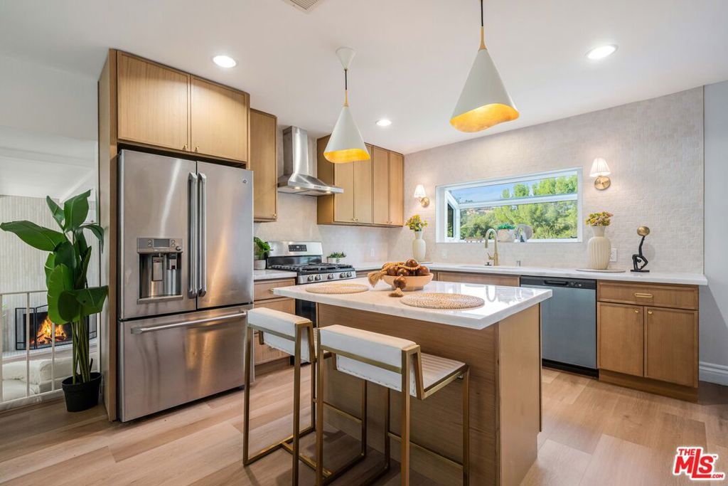 Photo of 4305 Saltillo Street, Woodland Hills, CA 91364 (MLS # 25596091)
