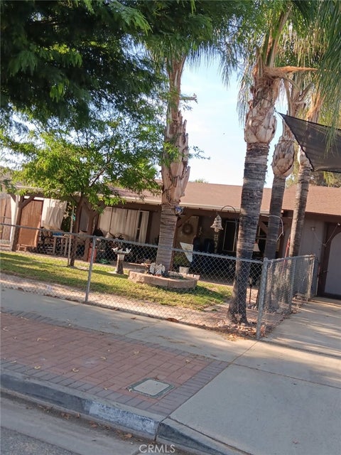 Photo of 260 W Wright ST, Hemet, CA 92543 (MLS # CV26207034)