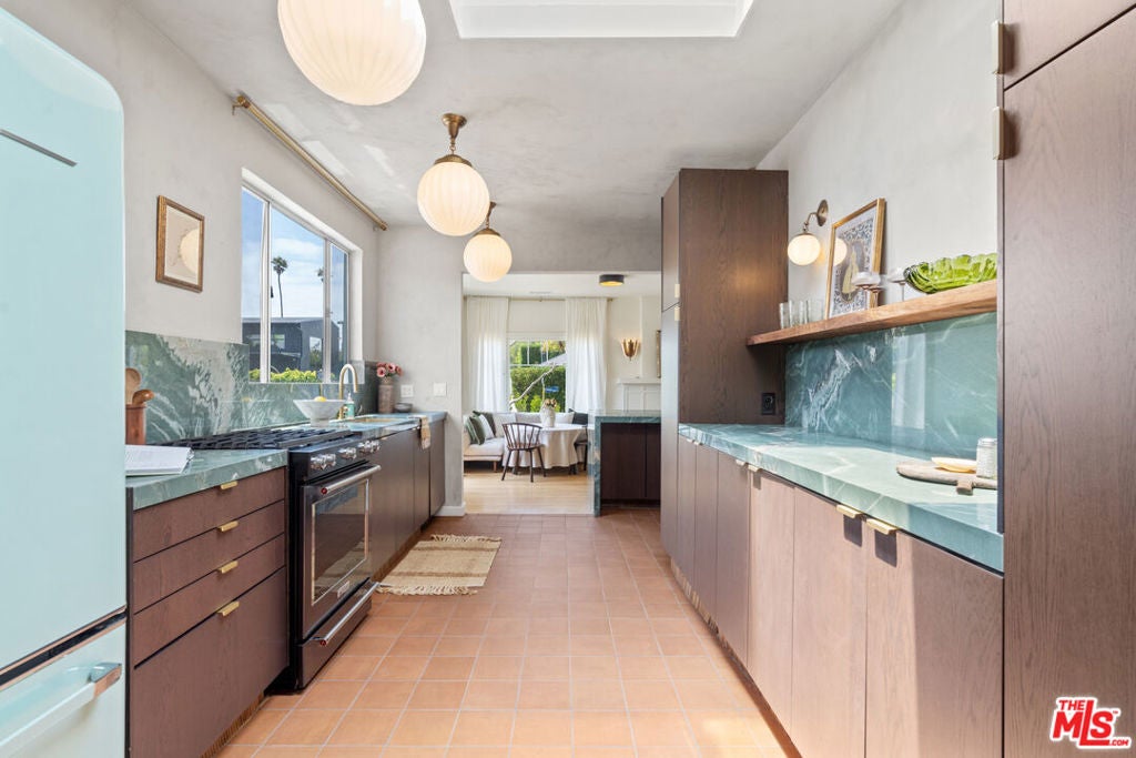 818 Palms Boulevard