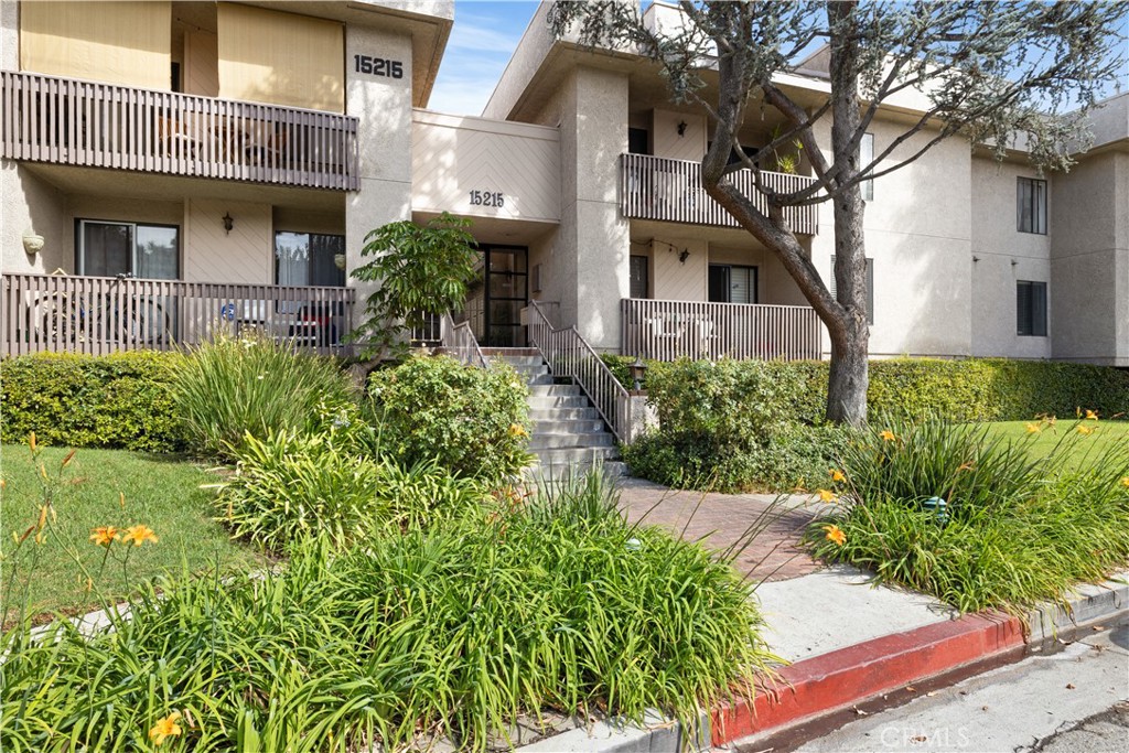 Desirable and unique Oak Point pet friendly community. Two bedrooms, with one full and one-half bath, plus a private master vanity dressing area. Tastefully remodeled throughout with high quality materials, including recessed lighting, a kitchen with custom cabinetry featuring quiet close hinges and drawers, granite counters with tile backsplash, stainless steel appliances, microwave hood and tile flooring. Fully remodeled powder room, bath vanities with granite counters, raised panel doors. Laminate flooring and hardwoods, with extra high base moldings. Other features include; loads of bedroom closet space with custom improvements as well as two first floor guest closets, gas fireplace, included washer/dryer set, direct access to subterranean garage parking and storage locker, private north facing balcony, windows with new custom shutters and sky lighted staircase. Community features include; pristine park-like grounds, multiple tennis courts, multiple pool and spas, sauna, and recreation room. Additionally, the HOA is earthquake insured. Lastly the property is conveniently located near the intersection of the 101 and 405 freeways, close to shopping, dining and entertainment centers.