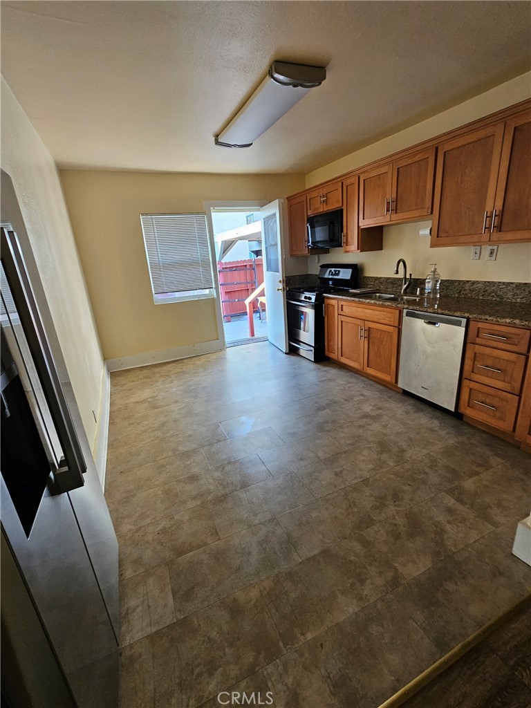 416 Cerritos Avenue