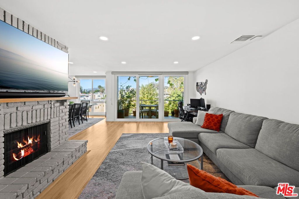 Photo of 11918 Kiowa Avenue #302, Los Angeles, CA 90049 (MLS # 25620019)