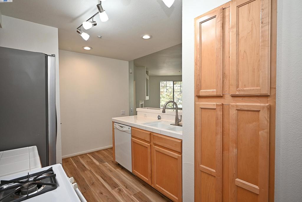 CLAREMONT HILLS - Residential