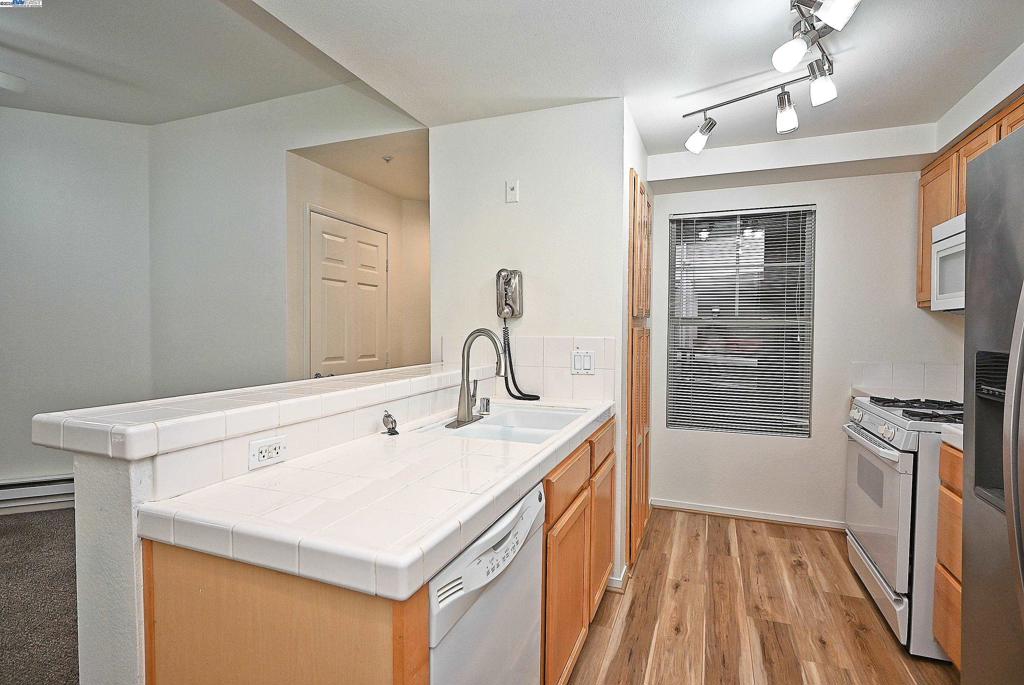 CLAREMONT HILLS - Residential