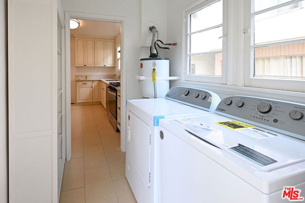 Photo of 1068 S Wooster Street, Los Angeles, CA 90035 (MLS # 25610433)