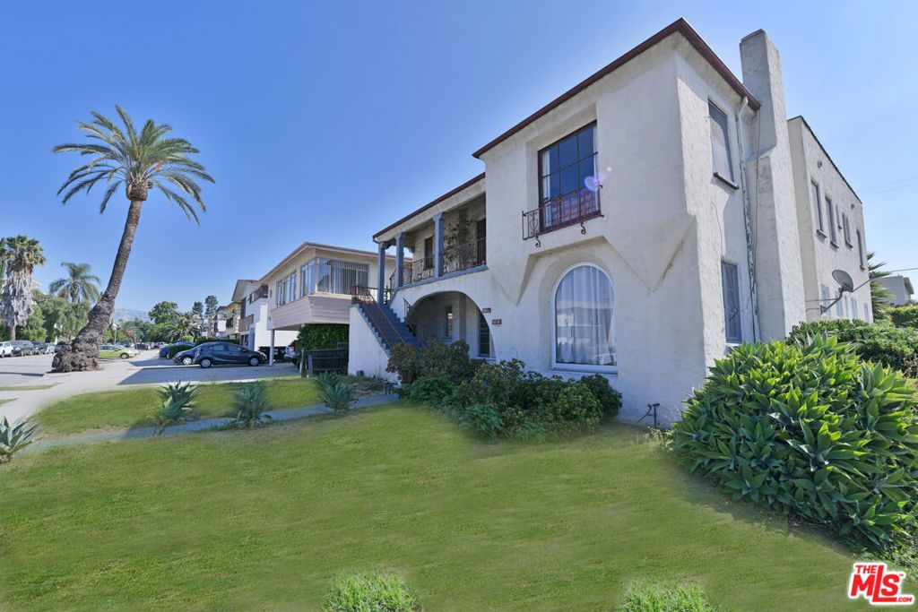 Photo of 1068 S Wooster Street, Los Angeles, CA 90035 (MLS # 25610433)