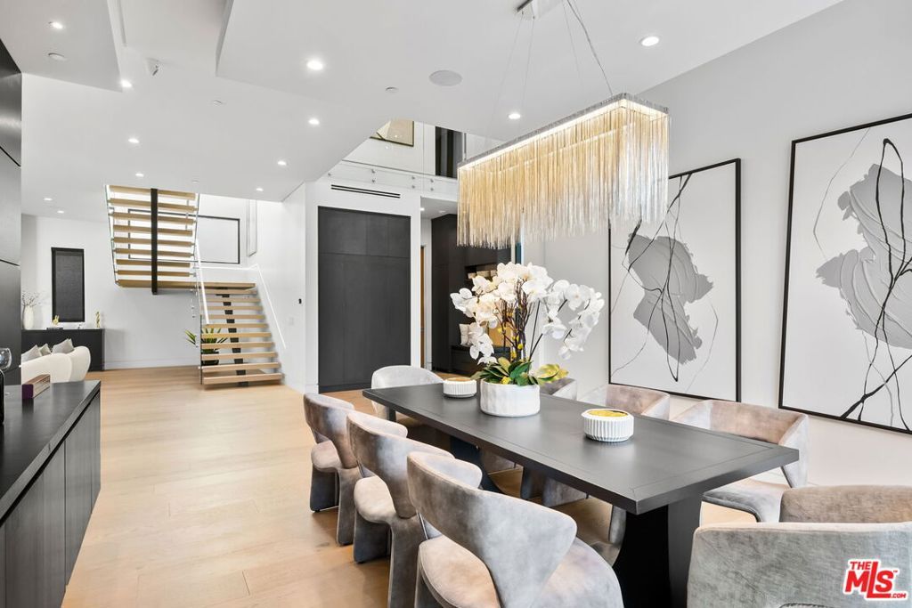 Photo of 14812 Morrison Street, Sherman Oaks, CA 91403 (MLS # 25590703)