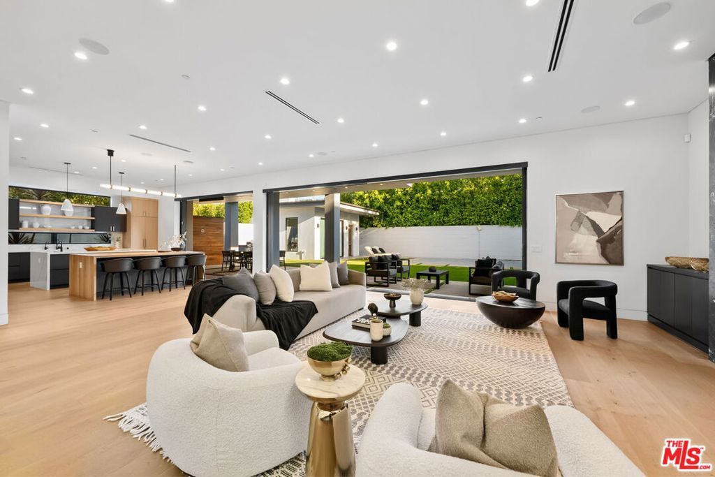 Photo of 14812 Morrison Street, Sherman Oaks, CA 91403 (MLS # 25590703)