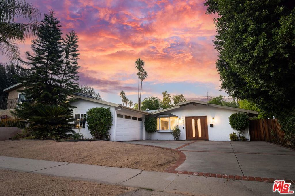 Photo of 19837 Gilmore Street, Woodland Hills, CA 91367 (MLS # 25605451)