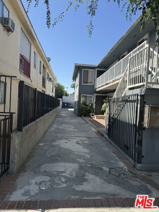 Located in the center of Van Nuys. large 1 Bedroom 1 bath dining room, living room and kitchen. Easy access to shops and freeways. Available immediately.
