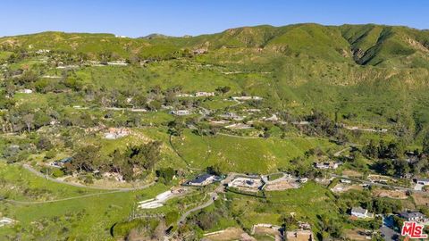 Photo of 20520 Pinnacle Way, Malibu, CA 90265 (MLS # 26645859)