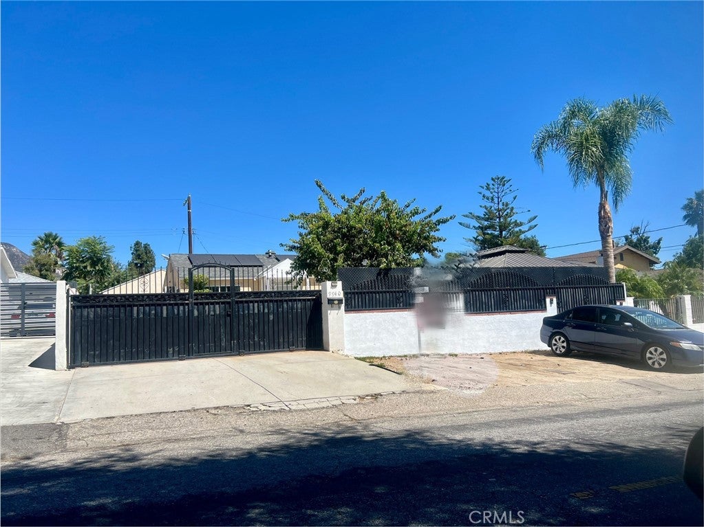 9940 Haines Canyon Avenue