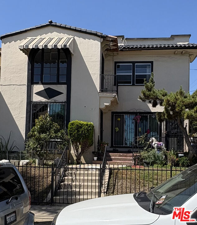"Welcome to this charming duplex upstairs unit situated in the heart of Los Angeles. This cozy residence offers 2 spacious bedrooms and 1 well-appointed bathroom, making it an ideal urban retreat for those seeking comfort and convenience.Designed with an open and functional layout, this unit provides ample natural light from large windows, creating a bright and inviting atmosphere. The space is perfect for modern living and offers a versatile floor plan suited for both work and relaxation.Located at 1515 W 30th St, you'll benefit from close proximity to local amenities, dining options, and cultural attractions, ensuring that everything you need is right at your doorstep. This is a fantastic leasing opportunity for professionals, small families, or anyone looking to experience the vibrant South Los Angeles lifestyle.Schedule a viewing today and discover how this delightful duplex can be your next home!"