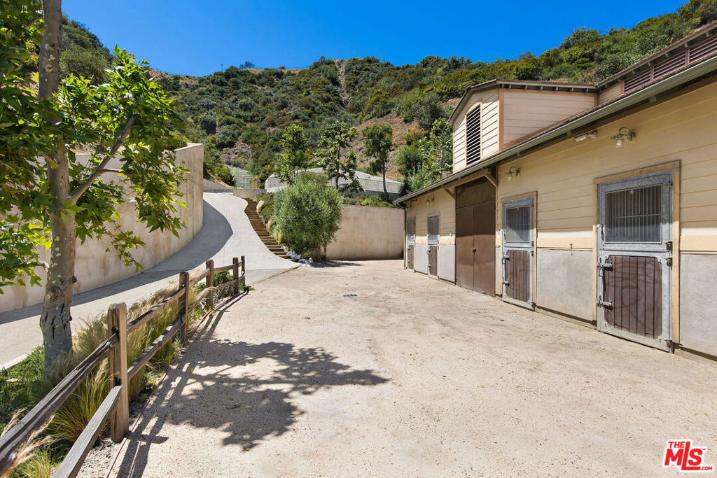 4099 Mandeville Canyon Rd