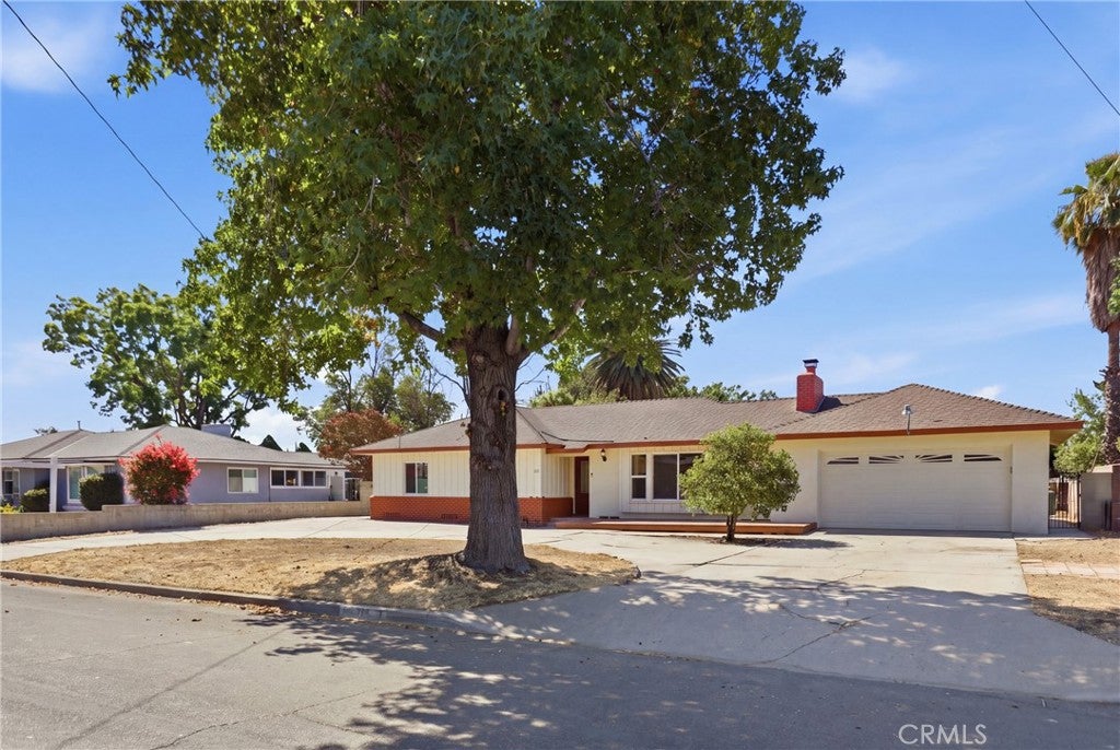 371 E Mariposa Drive