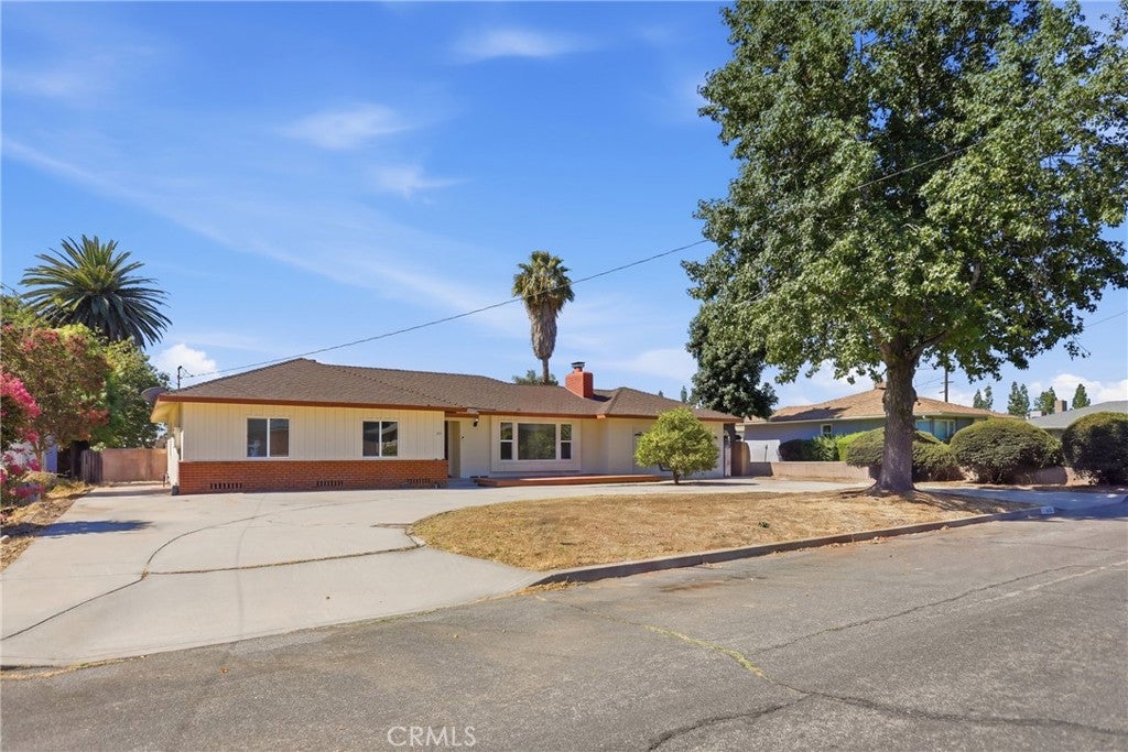 371 E Mariposa Drive