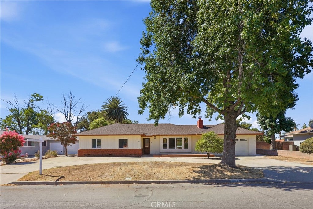 371 E Mariposa Drive