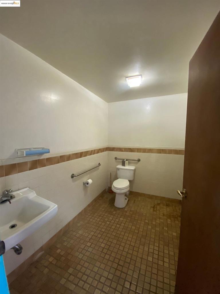 OAKLAND WEST - Residential Income