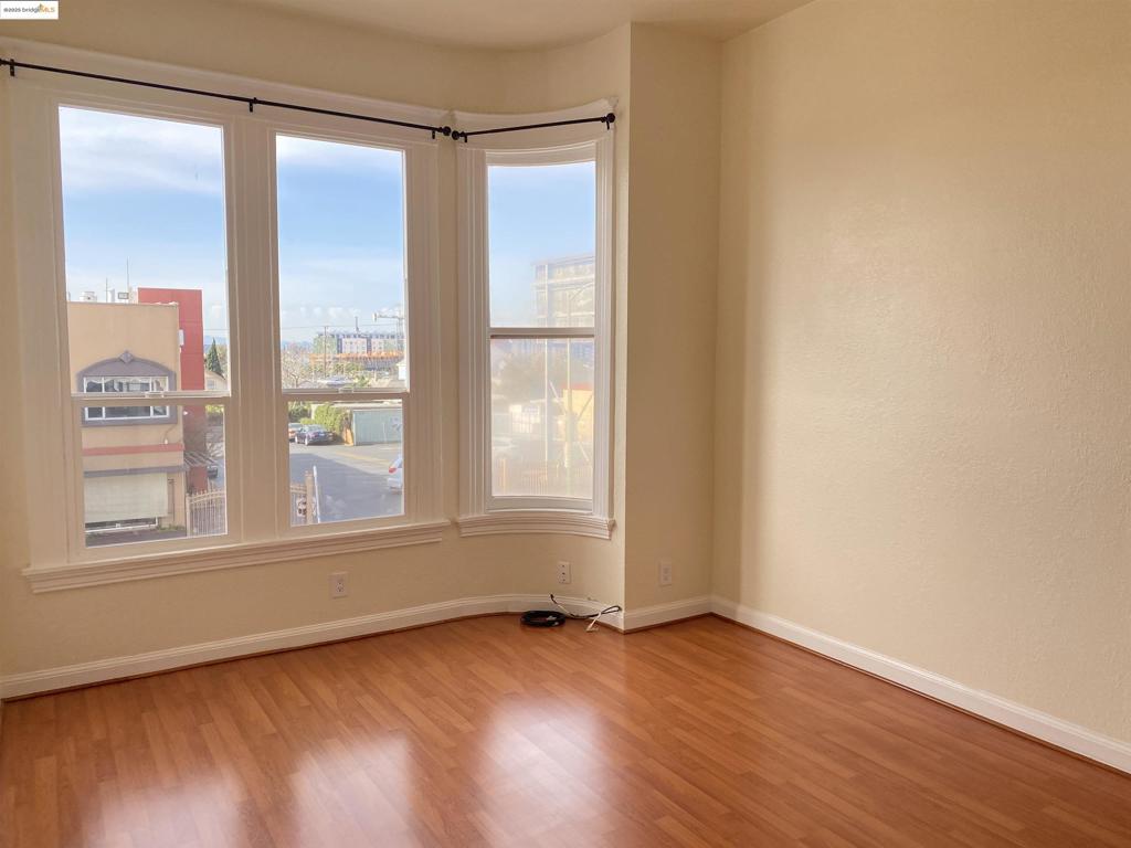 OAKLAND WEST - Residential Income