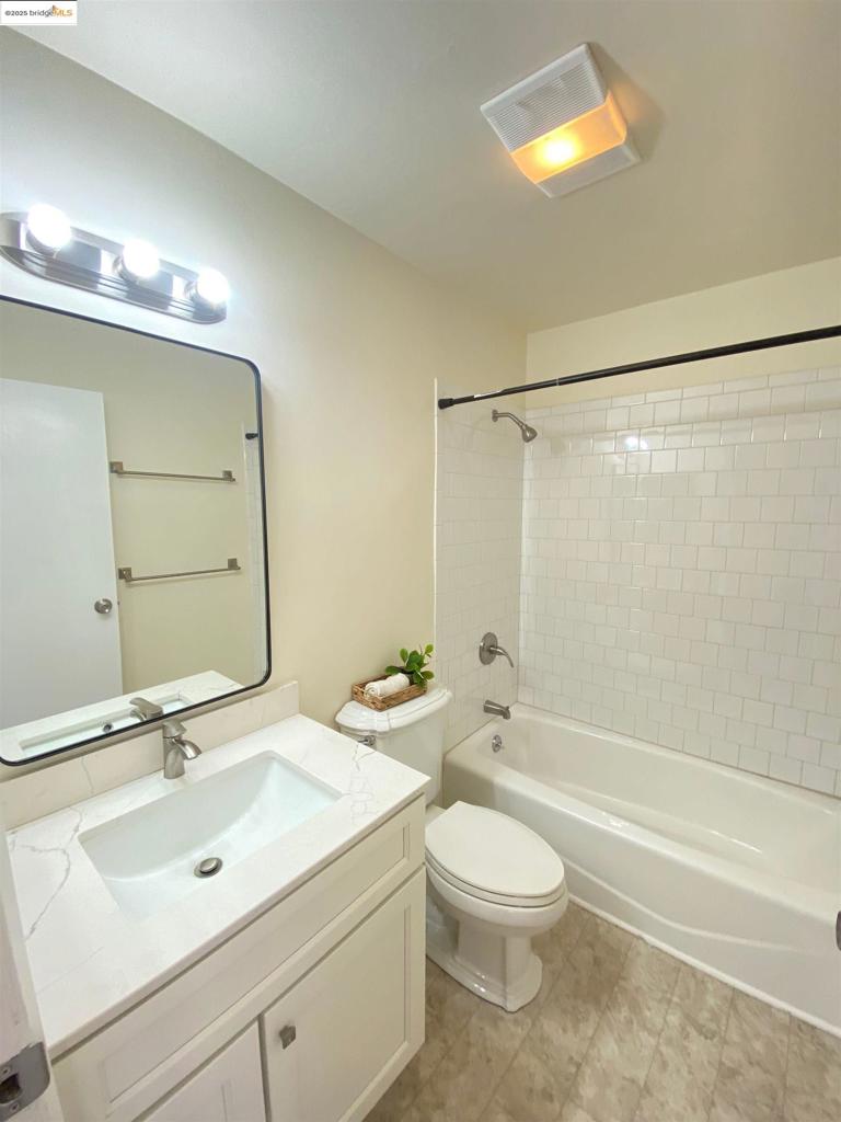 OAKLAND WEST - Residential Income