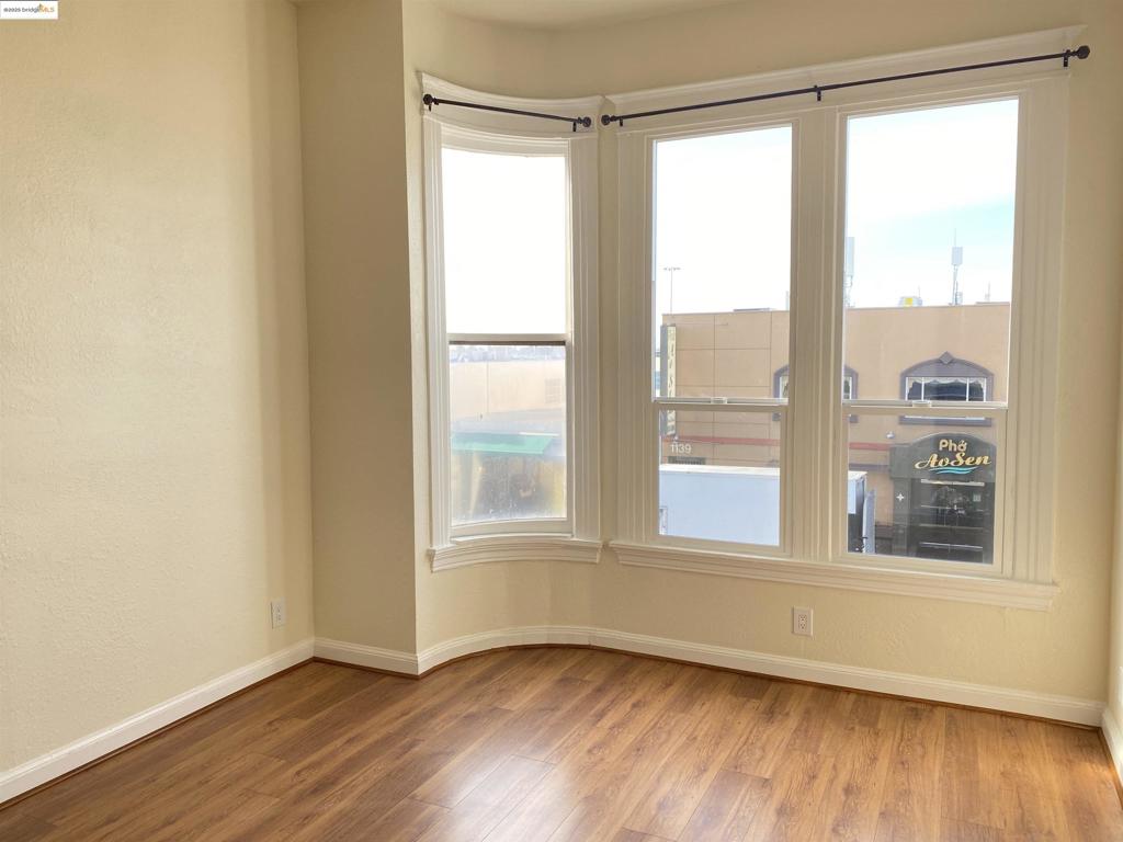 OAKLAND WEST - Residential Income