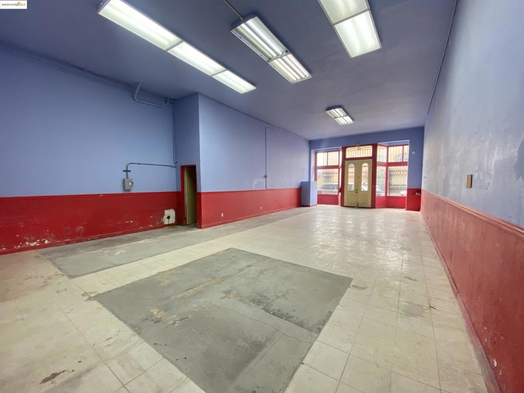 Multi-use commercial/residential space available and suitable for retail, office, store, art studio, gym, and much more!