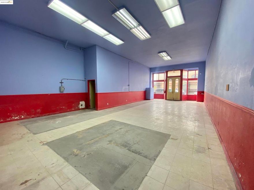 Multi-use commercial/residential space available and suitable for retail, office, store, art studio, gym, and much more!
