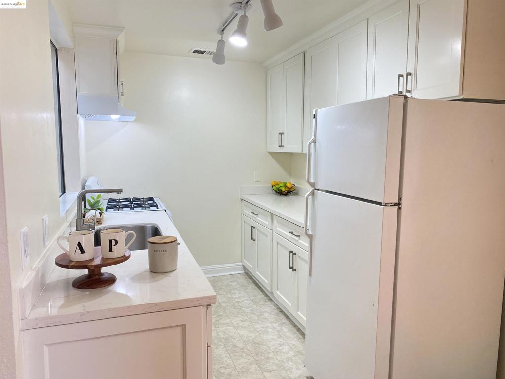 OAKLAND WEST - Residential Income
