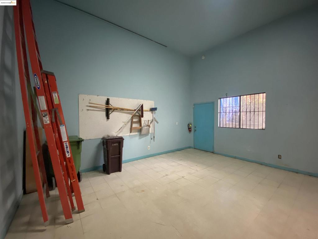 OAKLAND WEST - Residential Income
