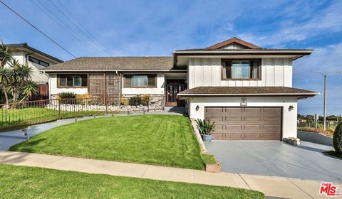 Photo of 5720 S Chariton Avenue, Los Angeles, CA 90056 (MLS # 26869605)