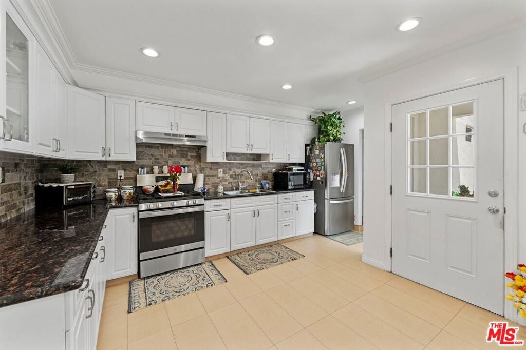 1430 N Dominion Avenue, Pasadena CA 91104