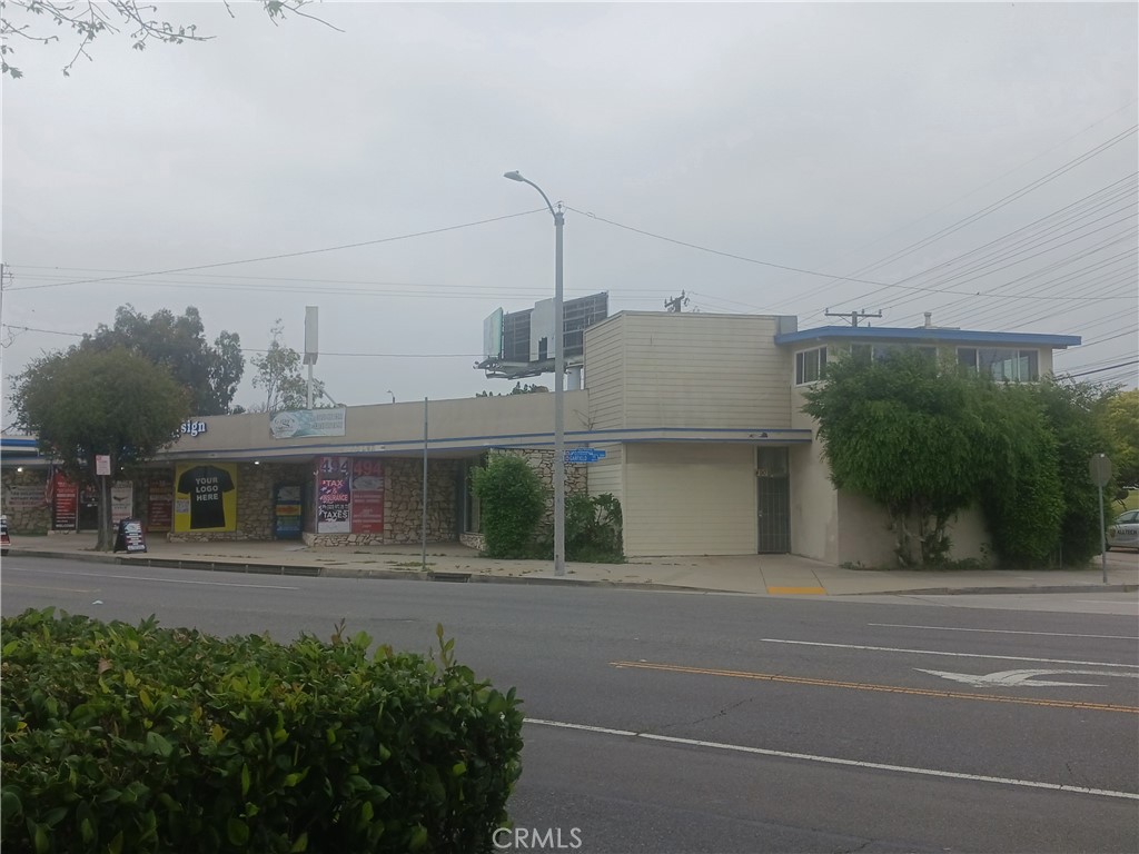 Excellent Investment Opportunity in Montebello – Fully Occupied Mixed-Use Property
Located just 5 minutes from the 60 Freeway, this well-maintained mixed-use property offers strong cash flow with no vacancies and a gross monthly rental income of $15,000.
The property features:
4 office spaces
One 2-bedroom, 2-bath residential apartment
One single-unit apartment located on the second floor
All units are currently fully occupied, providing immediate and consistent rental income. Ideal for investors seeking stable returns in a prime Montebello location with convenient access to major transportation routes.