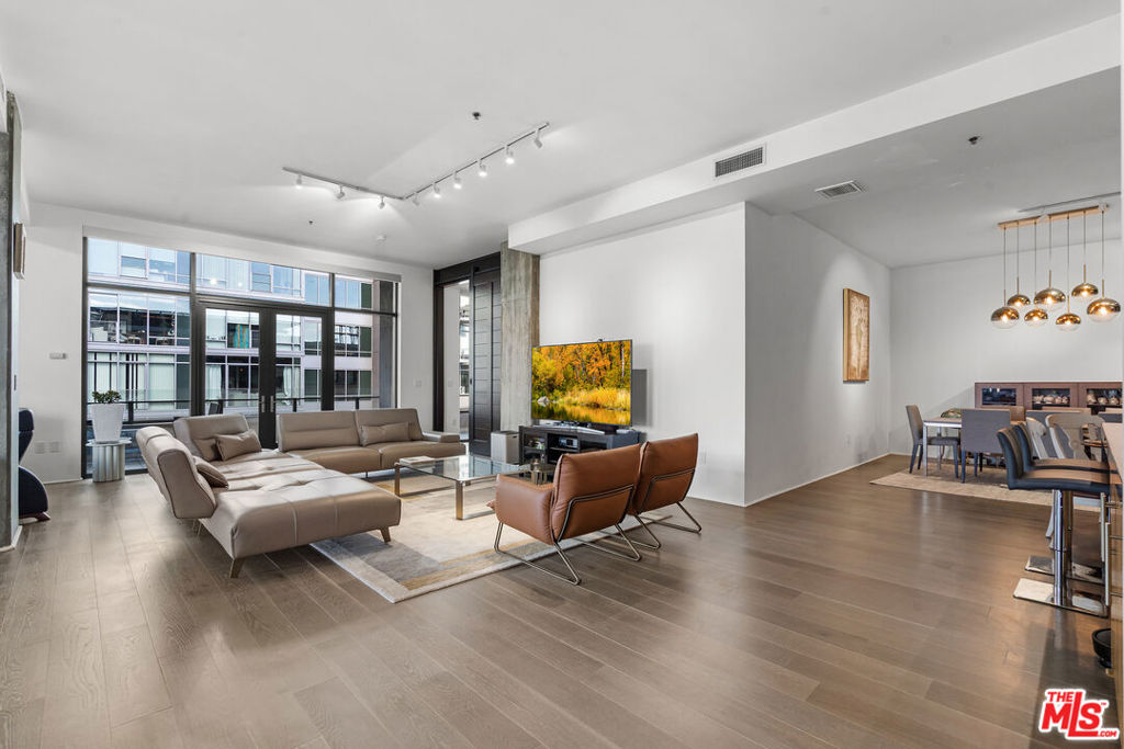 1111 S Grand Avenue PH1