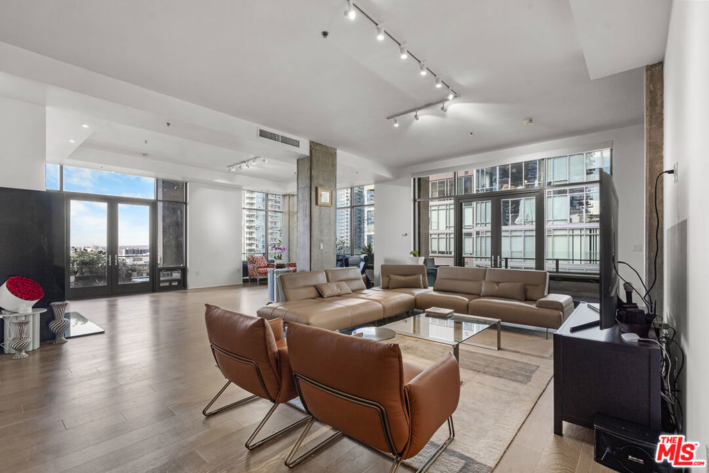 1111 S Grand Avenue PH1