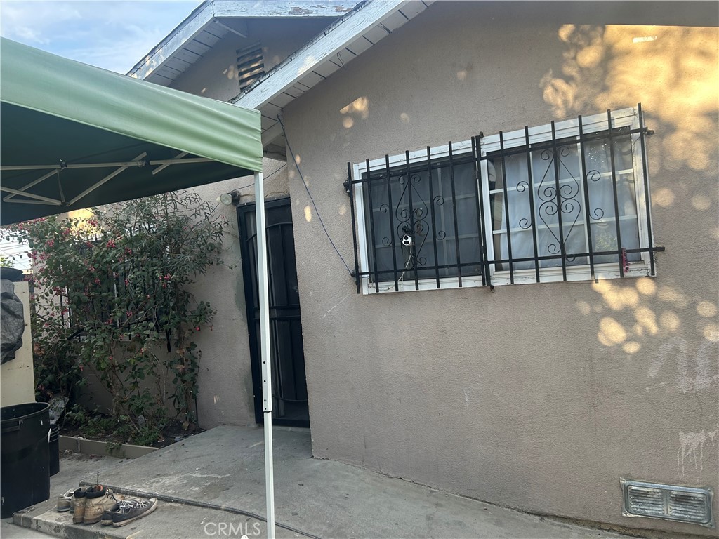 This must-see home offers 3 bedrooms and 1 bathroom with two additional bathroom and extra kitchen without permits. also has a lot of fruit trees, guava, lemon, orange, avocado, mango and guanabana. House needs TLC.