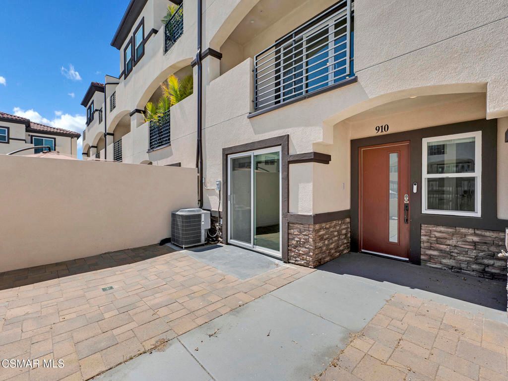 Photo of 910 Warwick Avenue, Thousand Oaks, CA 91360 (MLS # 225004733)