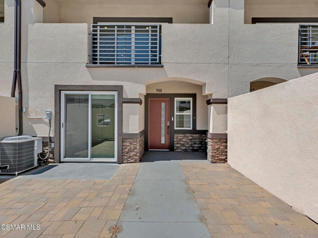 Photo of 910 Warwick Avenue, Thousand Oaks, CA 91360 (MLS # 225004733)