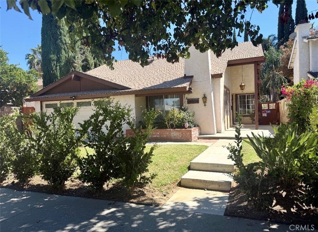 Photo of 19804 Arminta ST, Los Angeles, CA 91306 (MLS # SR26195321)