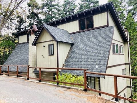 Photo of 27957 Lakes Edge Rd, Lake Arrowhead, CA 92352 (MLS # IG26088431)
