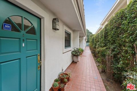Photo of 1121 Princeton Street #5, Santa Monica, CA 90403 (MLS # 26665081)
