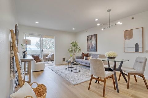 Photo of 685 Dartmore Ln Ln #365, Hayward, CA 94544 (MLS # 41120956)