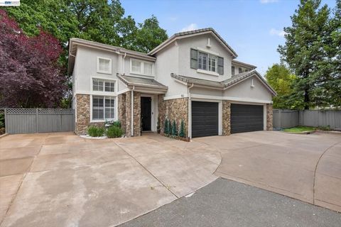 Photo of 192 Mayhew Way, Walnut Creek, CA 94597 (MLS # 41133540)