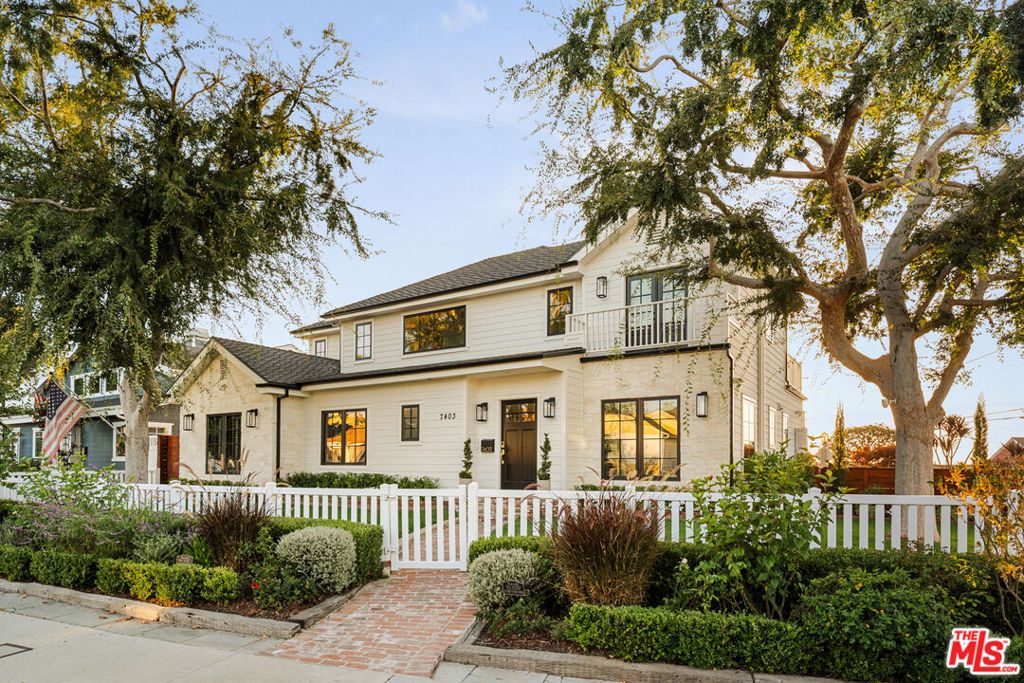 Photo of 7403 Stewart Avenue, Los Angeles, CA 90045 (MLS # 26661763)