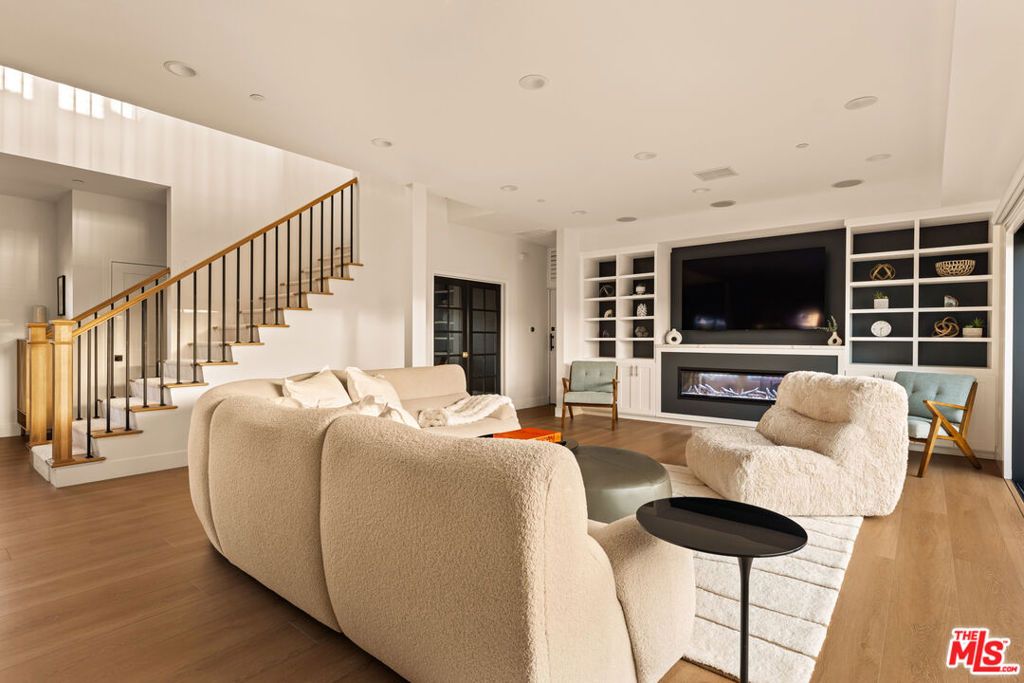 Photo of 7403 Stewart Avenue, Los Angeles, CA 90045 (MLS # 26661763)