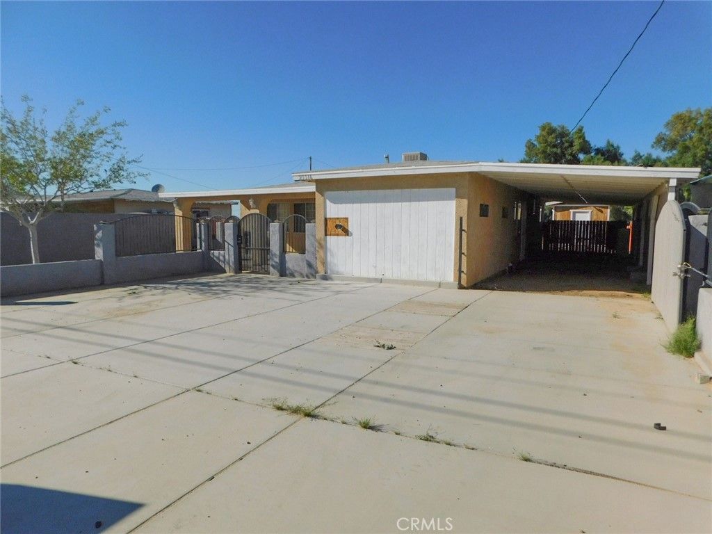 Photo of 25516 Agate Rd, Barstow, CA 92311 (MLS # CV26081585)