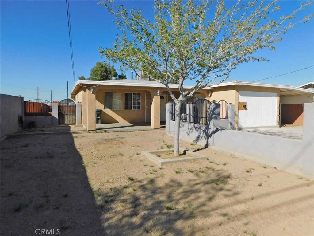 Photo of 25516 Agate Rd, Barstow, CA 92311 (MLS # CV26081585)